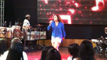 Imagem Com Malu na plateia, Daniela Mercury ensaia no Armazém Vilas
