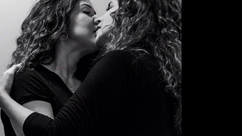 Imagem Em protesto, Daniela Mercury beija a mulher em prol de duas meninas 