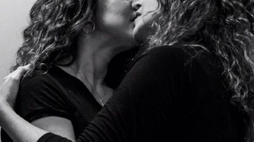 Imagem Em protesto, Daniela Mercury beija a mulher em prol de duas meninas 