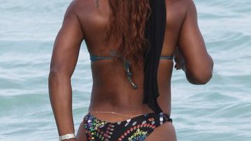 Imagem De biquíni, Serena Williams exibe seu popozão em praia