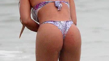 Imagem De fio dental, Babi Rossi mostra corpão na praia