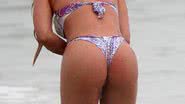 Imagem De fio dental, Babi Rossi mostra corpão na praia