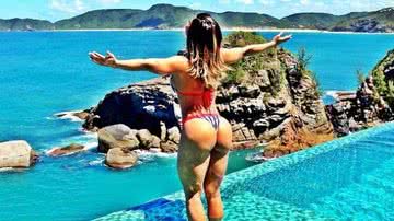 Imagem De fio dental, Graciella Carvalho exibe bumbum em boa forma