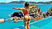 Imagem De fio dental, Graciella Carvalho exibe bumbum em boa forma