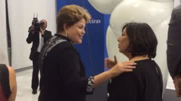 Imagem Dilma, Wagner e Fátima Mendonça visitam exposição de artista plástica baiana