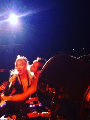 Imagem Vídeo: Beyoncé é agarrada por fã durante show em São Paulo