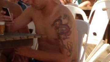 Imagem De folga, atacante do Vitória curte praia com a ‘loira gelada’