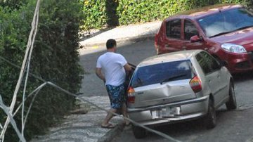 Imagem Taradão do Apipema: homem se masturba por horas no meio da rua em bairro nobre