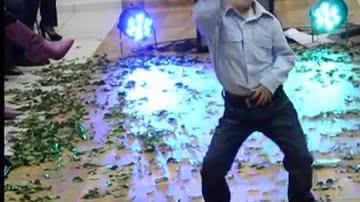 Imagem Vídeo: menino sensualiza e dá show de coreografias