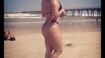 Imagem Todo enfiado: Geisy Arruda curte sol de biquininho