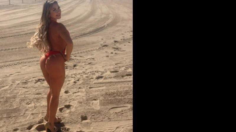 Imagem Com maiô vermelho e todo enfiado, apresentadora encarna Pamela Anderson