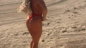 Imagem Com maiô vermelho e todo enfiado, apresentadora encarna Pamela Anderson
