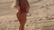 Imagem Com maiô vermelho e todo enfiado, apresentadora encarna Pamela Anderson