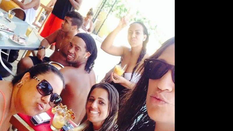Imagem Harém de Ronaldinho Gaúcho em Guarajuba é registrado em fotos pela primeira vez