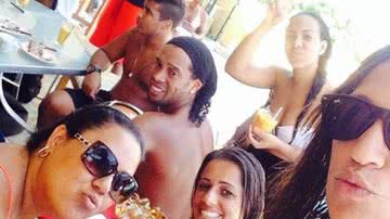 Imagem Harém de Ronaldinho Gaúcho em Guarajuba é registrado em fotos pela primeira vez