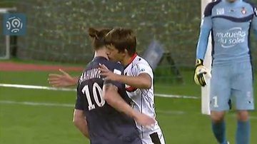 Imagem Vídeo: Ibrahimovic recebe beijo no pescoço de argentino durante jogo