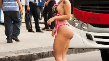 Imagem Fotos: Miss Bumbum desfila de biquíni e para o trânsito no Rio de Janeiro