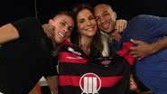 Imagem Ivete posa ao lado de jogadores do Vitória segurando a camisa do time