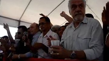 Imagem Prefeito de Ribeirão do Largo discursa sob vaias e JW pede respeito. Assista