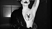 Imagem Lady Gaga aparece com partes íntimas à mostra em capa de revista; veja