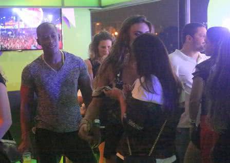 Imagem Nicole Bahls recebe cantada e "mão boba" de ator no Rock in Rio