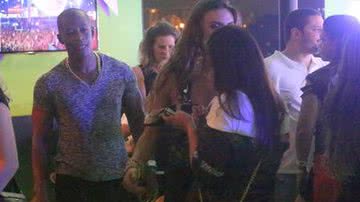Imagem Nicole Bahls recebe cantada e "mão boba" de ator no Rock in Rio