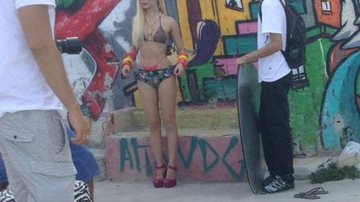 Imagem Mariana Ximenez desfila de biquíni no Morro do Vidigal