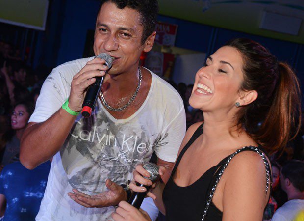 Imagem  Fernanda Paes Leme canta com MC Leozinho na Rocinha