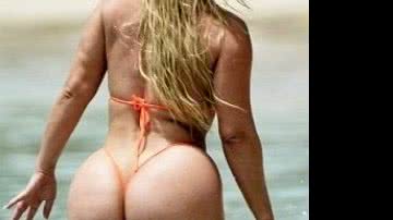 Imagem Modelo faz pose e impressiona com bumbum gigante