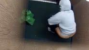 Imagem Mulher que urinava em elevador é flagrada por câmera