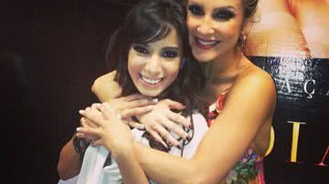 Imagem Anitta e Claudia Leitte desmentem climão e posam abraçadinhas
