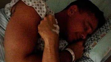 Imagem Ele quer carinho. Internado, Netinho pede "massagem na virilha"