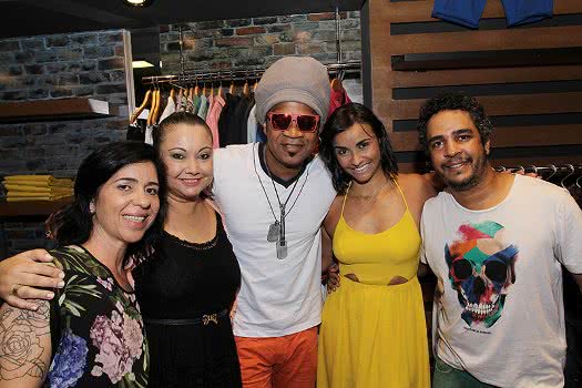Imagem Carlinhos Brown prestigia inauguração da nova Colcci do Salvador Shopping