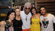 Imagem Carlinhos Brown prestigia inauguração da nova Colcci do Salvador Shopping