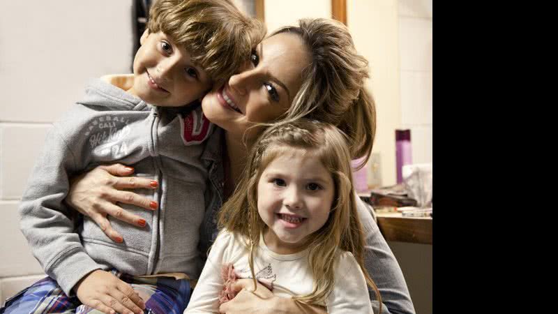 Imagem Claudia Leitte brinca com primogênito e filha de Daniel