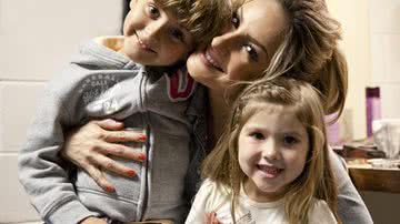 Imagem Claudia Leitte brinca com primogênito e filha de Daniel