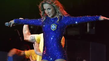 Imagem Claudia Leitte surpreende fãs e troca de roupa no palco