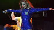 Imagem Claudia Leitte surpreende fãs e troca de roupa no palco