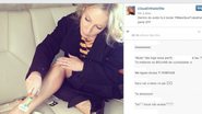 Imagem Sem tempo: Claudia Leitte depila pernas no avião