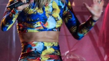 Imagem Claudia Leitte usa modelitos curtinhos para show em Guarulhos