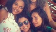 Imagem Daniela e Malu Verçosa posam com filhas adotivas da cantora
