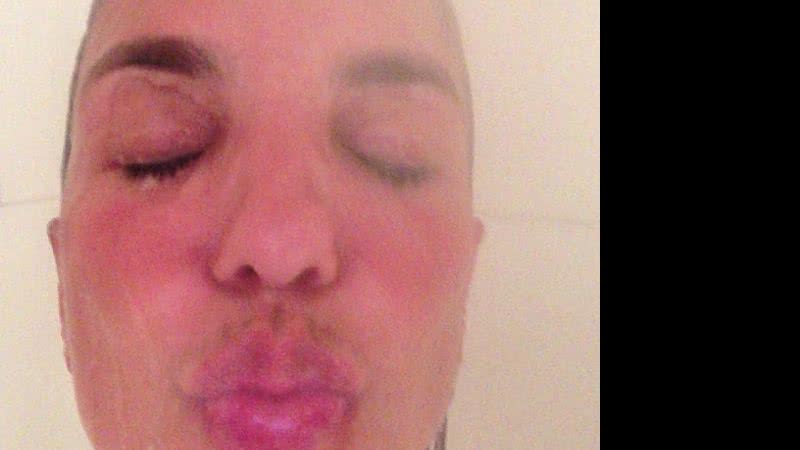 Imagem Ivete Sangalo manda foto de beijo molhado para fãs