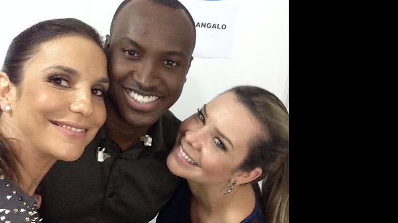Imagem Ivete posa com Daniela Mercury, Durval, Carol Dieckmann e outros famosos. Veja