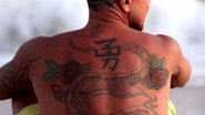 Imagem Netinho mostra corpo coberto por tatuagens em Ondina