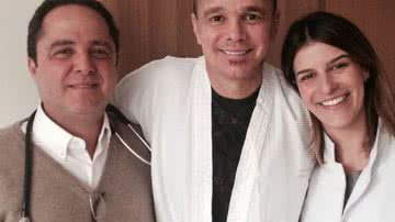 Imagem Netinho posa ao lado de médicos no Hospital Sírio Libanês