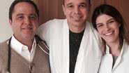 Imagem Netinho posa ao lado de médicos no Hospital Sírio Libanês