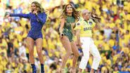 Imagem Claudia Leitte afasta rumores de má relação com Pitbull e Jennifer Lopez