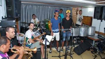 Imagem Juninho Lord, filho de Magary Lord, inicia ensaios com Manno Góes para show