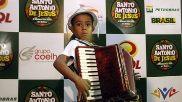 Imagem Pequeno Cristian da Sanfona encanta público e cantores do Aviões