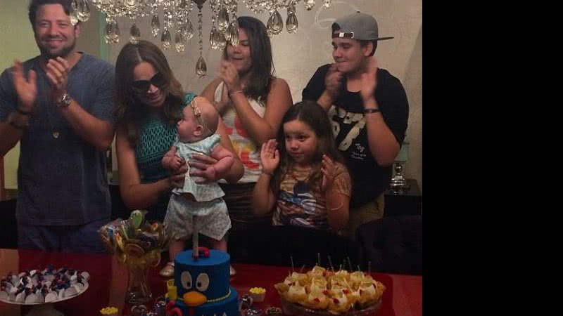 Imagem Solange Almeida e família comemoram cinco meses de Maria Esther